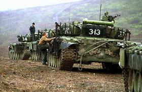 Chars de combat T-72 russes prs de Bamout, 4.11.1999