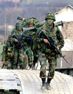 Fusiliers marins durant l'exercice Dynamic Response, avril 2000